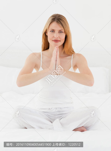 女人在她的床上練習(xí)瑜伽