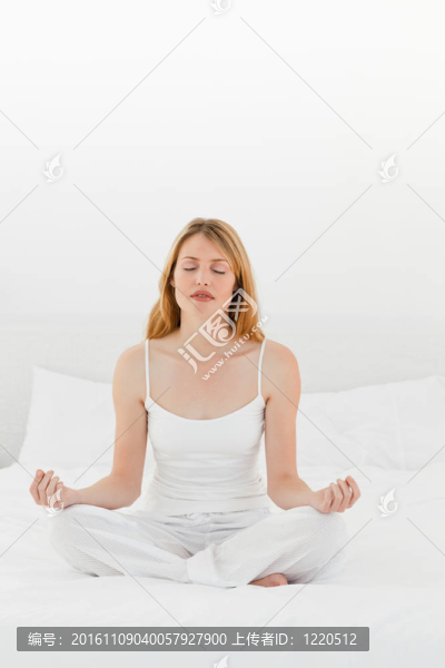 女人在她的床上練習(xí)瑜伽