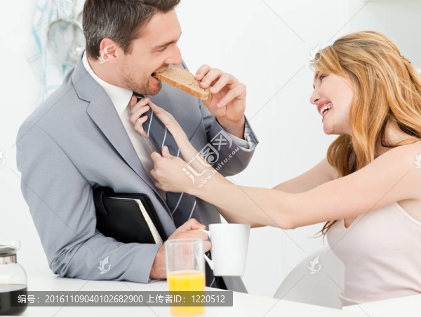 女人調(diào)整她的丈夫的領(lǐng)帶