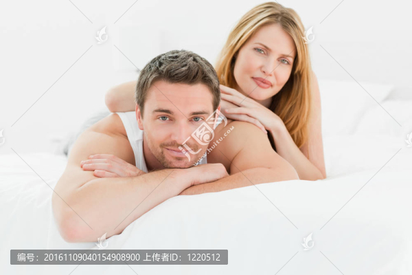 可愛的躺在一起躺在床上在家里