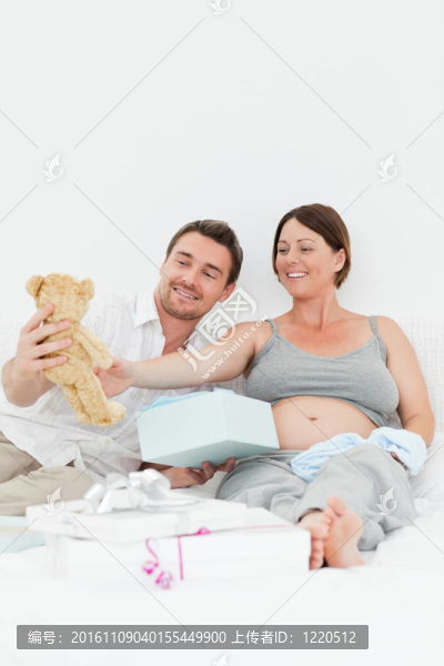 給妻子送禮物的女人