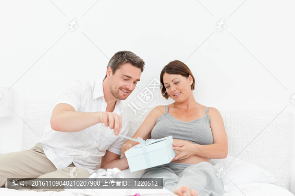 送禮物給他的妻子的男人