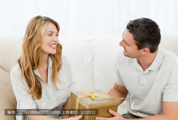 送禮物給他的妻子的男人