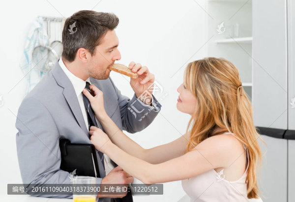 女人調(diào)整她的丈夫的領(lǐng)帶