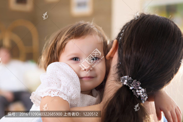 年輕的母親和一個女兒在家里