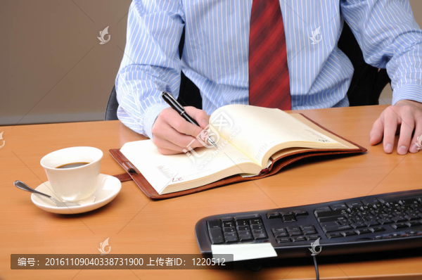 年輕的商人在一間辦公室工作