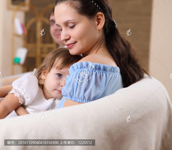 年輕的母親和一個(gè)女兒在家里