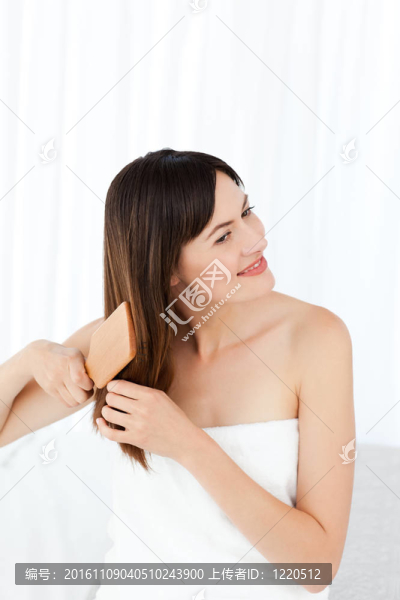 美麗的女人梳她的頭發(fā)