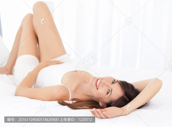 漂亮的女人躺在她的床上