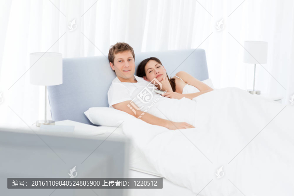 夫妻倆在床上看電視