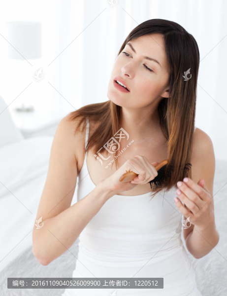 美麗的女人梳她的頭發(fā)