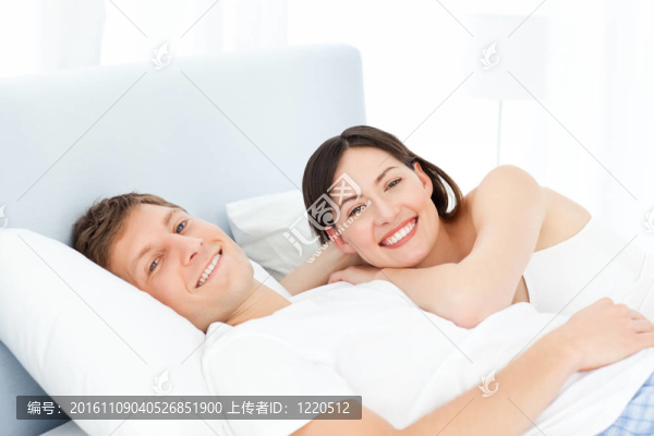 可愛(ài)的情侶在看相機(jī)
