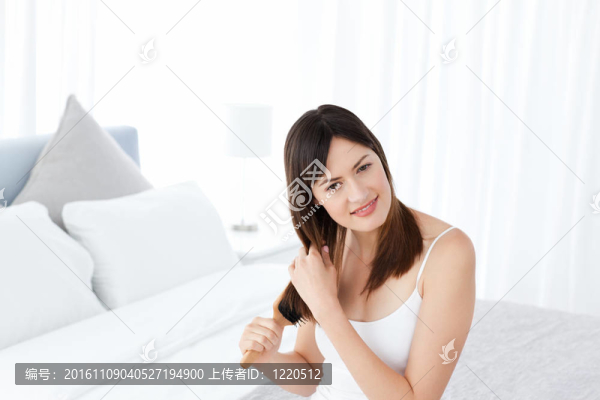 美麗的女人梳她的頭發(fā)