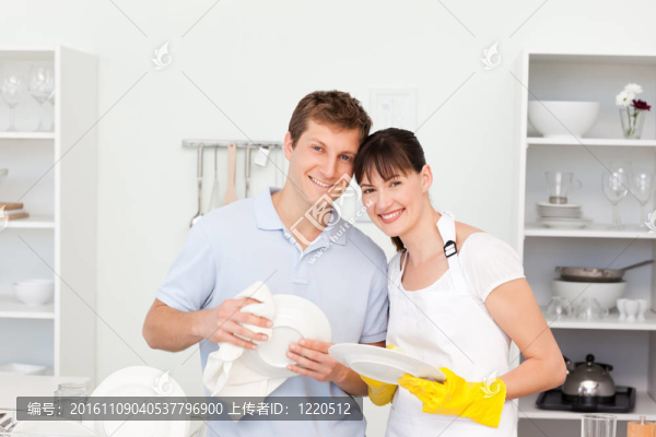 夫妻一起洗菜