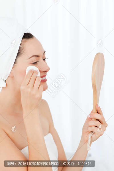 美麗的女人穿上化妝