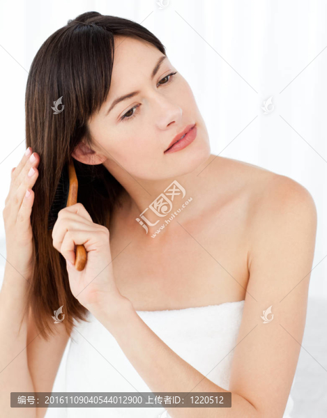 美麗的女人梳她的頭發(fā)