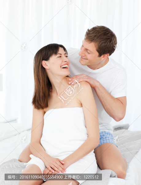 給妻子按摩的男人