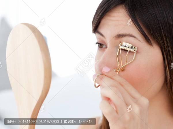 女人卷著她的睫毛