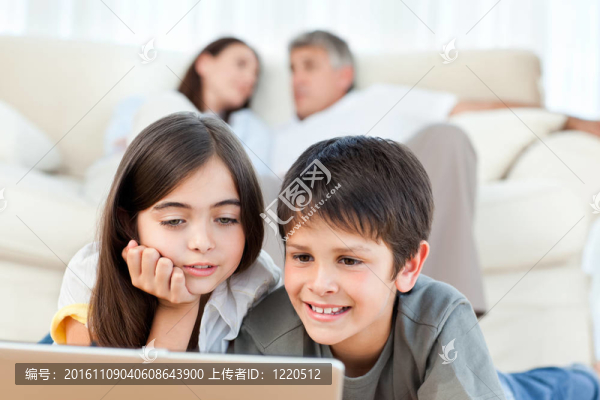 可愛的孩子在家看他們的筆記本電腦
