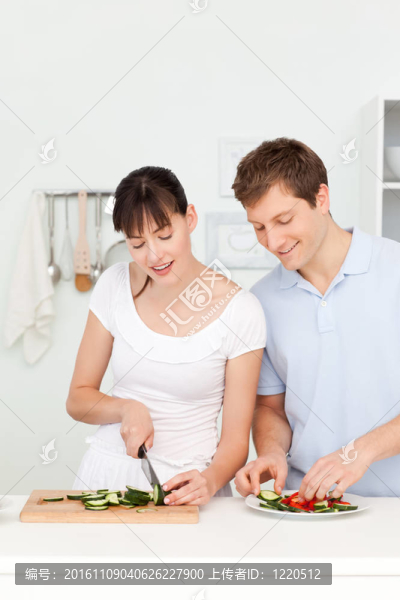 情侶在廚房里一起做飯