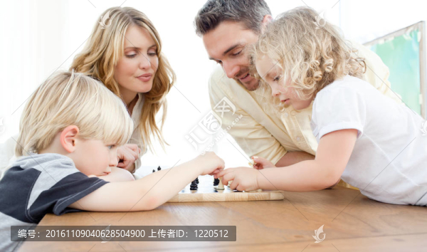 在桌子上下棋的家庭