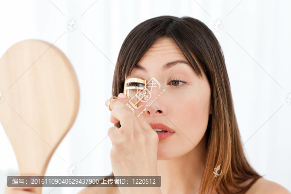 女人卷著她的睫毛