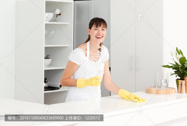 微笑的女人看著相機(jī)
