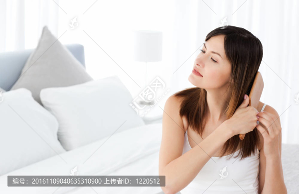 美麗的女人梳她的頭發(fā)