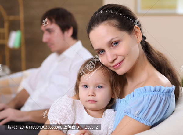 年輕的家庭在家里有一個女兒