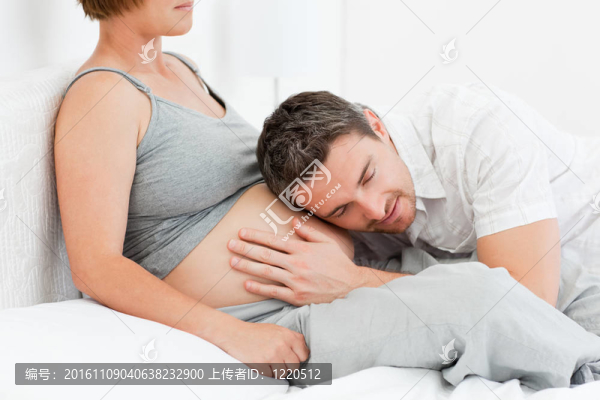 丈夫聽妻子的肚子