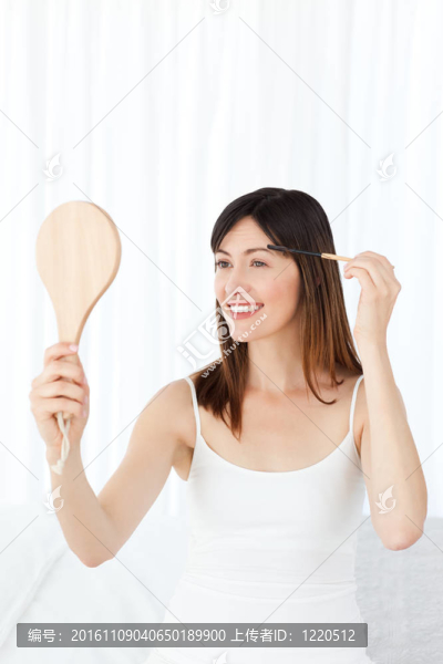 美麗的女人穿上化妝