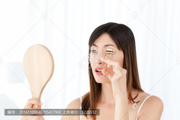 女人卷著她的睫毛