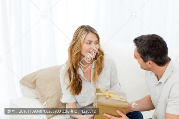 送禮物給他的妻子的男人