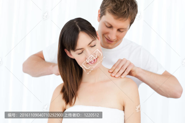給妻子按摩的男人