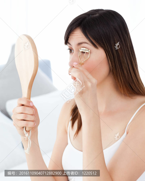 女人卷著她的睫毛