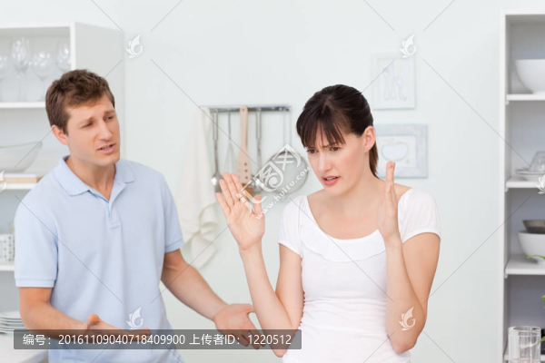 在廚房里有爭(zhēng)執(zhí)的年輕戀人