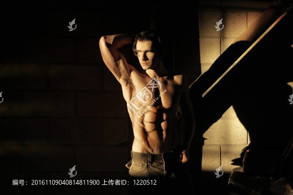 影子里的肌肉男