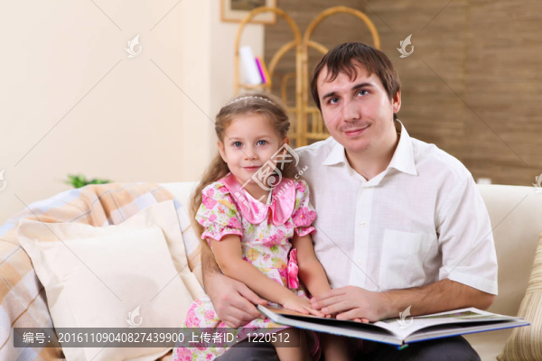 年輕的家庭在家里有一個女兒