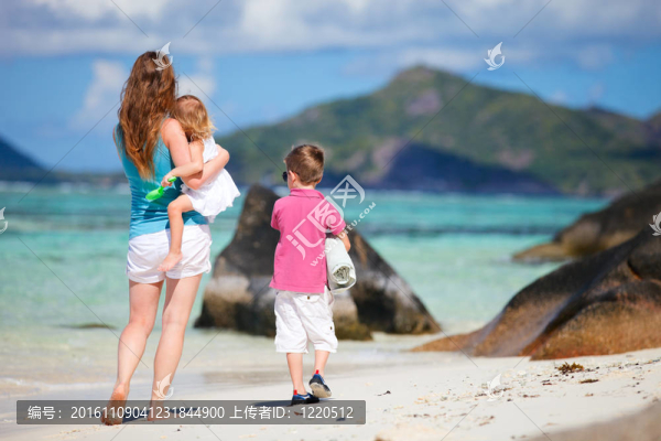 媽媽帶著孩子們在海灘度假