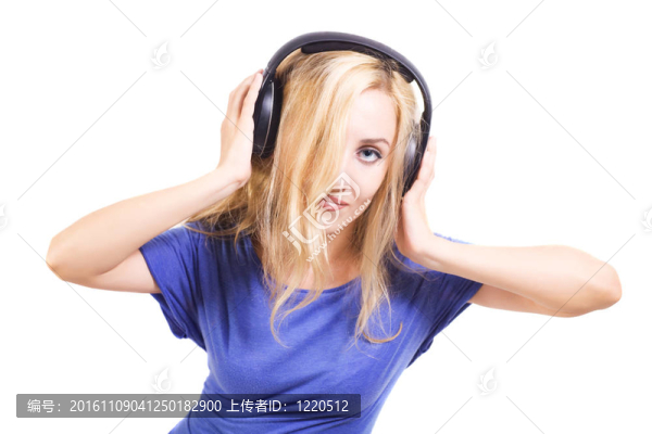 帶耳機的年輕女子隔離