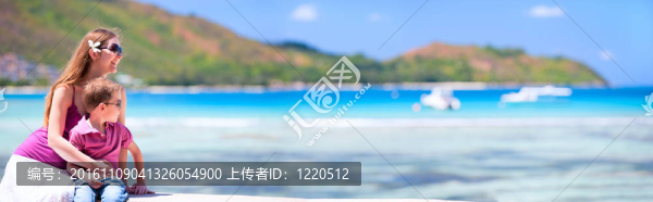 在海濱的母親和兒子