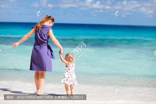 母親和女兒在海灘上