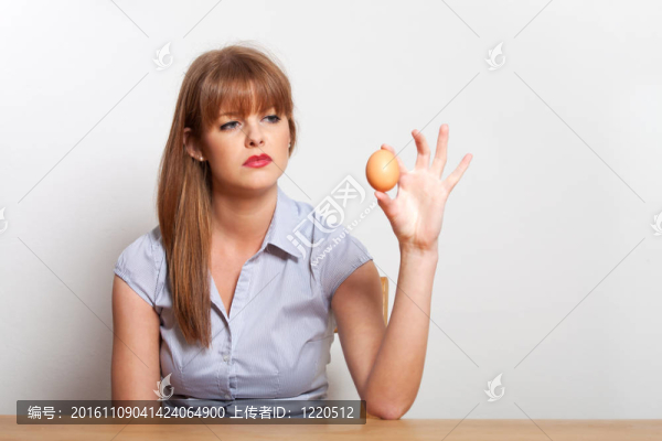 坐著的女人和一個(gè)雞蛋