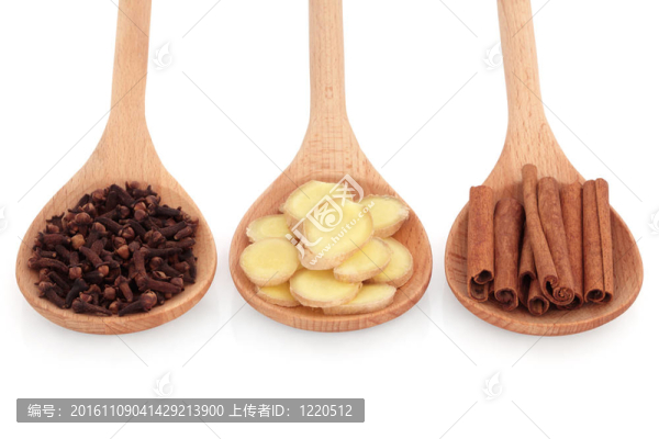丁香；姜和肉桂香料