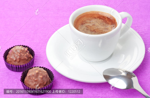 在白色杯子和牛奶巧克力糖果和榛子片咖啡