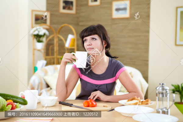 家里的年輕婦女吃飯
