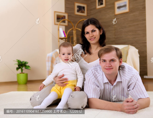 年輕的家庭在家里玩一個(gè)嬰兒