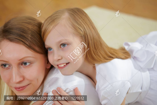 母親與十幾歲的女兒在家里