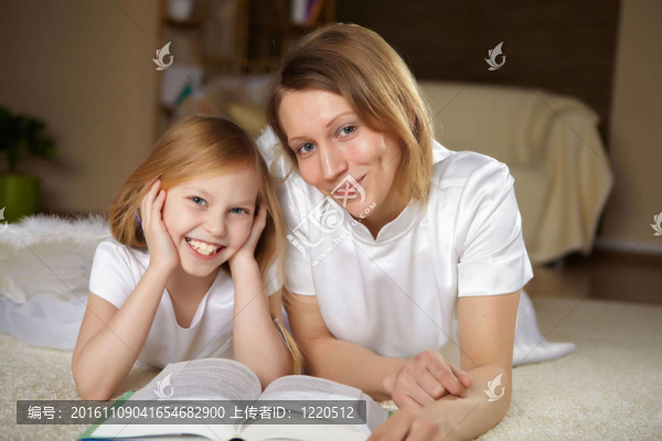 母親與十幾歲的女兒在家里