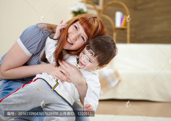 年輕的母親和她的小兒子玩耍